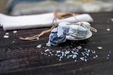 Koyu bir arka plan üzerinde deniz teması mavi ve deniz mavisi macaroons