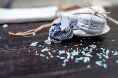 Koyu bir arka plan üzerinde deniz teması mavi ve deniz mavisi macaroons