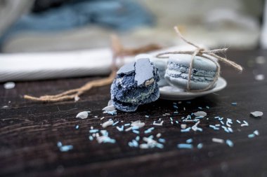 Koyu bir arka plan üzerinde deniz teması mavi ve deniz mavisi macaroons