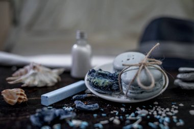 Macaroons karanlık bir arka plan üzerinde bir deniz tema mavi mavi ve deniz