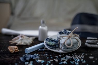 Mavi ve koyu arka plan üzerinde bir deniz tema mavi macaroons ip ile dekore edilmiş deniz ve deniz tuz.