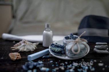 Mavi ve koyu arka plan üzerinde bir deniz tema mavi macaroons ip ile dekore edilmiş deniz ve deniz tuz.