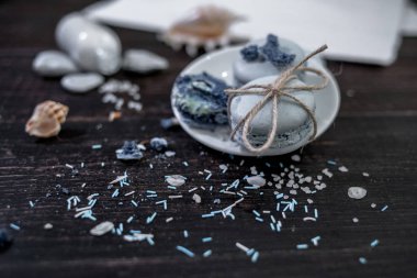Macaroons karanlık bir arka plan üzerinde bir deniz tema mavi mavi ve deniz