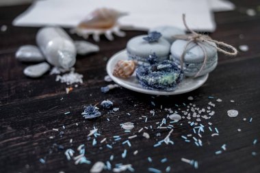 Macaroons karanlık bir arka plan üzerinde bir deniz tema mavi mavi ve deniz