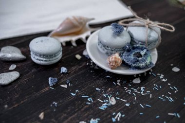 Macaroons karanlık bir arka plan üzerinde bir deniz tema mavi mavi ve deniz