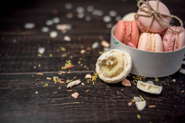 Beyaz kiraz çiçekleri ve macaroons beyaz tabak içinde bir dalı ile sürahi