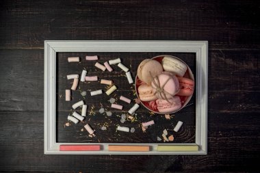 Beyaz bir çerçeve içinde pastel macaroons