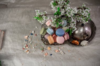 Doğu vazo bir masada çok renkli macaroons