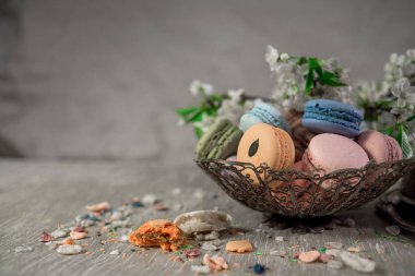 Doğu vazo bir masada çok renkli macaroons