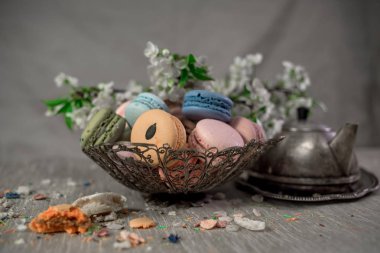 Doğu vazo bir masada çok renkli macaroons