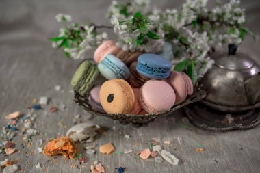 Doğu vazo bir masada çok renkli macaroons