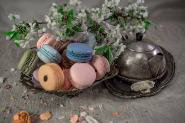 Doğu vazo bir masada çok renkli macaroons