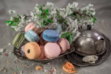 Doğu vazo bir masada çok renkli macaroons
