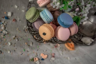 Doğu vazo bir masada çok renkli macaroons