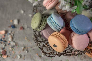 Doğu vazo bir masada çok renkli macaroons