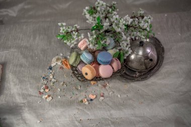 Doğu vazo bir masada çok renkli macaroons