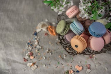 Doğu vazo bir masada çok renkli macaroons