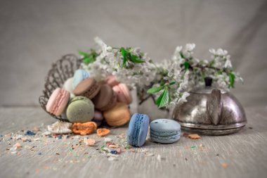 Doğu vazo bir masada çok renkli macaroons