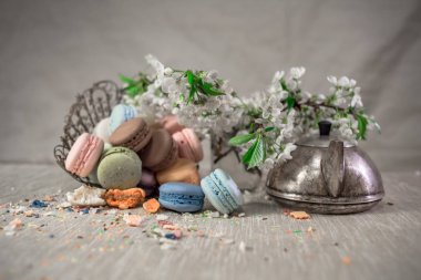 Doğu vazo bir masada çok renkli macaroons