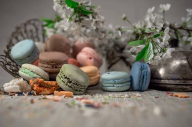 Doğu vazo bir masada çok renkli macaroons