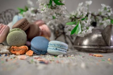 Doğu vazo bir masada çok renkli macaroons