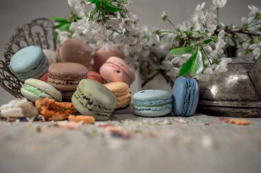Doğu vazo bir masada çok renkli macaroons
