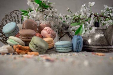 Doğu vazo bir masada çok renkli macaroons