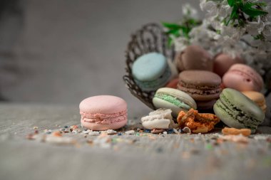 Doğu vazo bir masada çok renkli macaroons