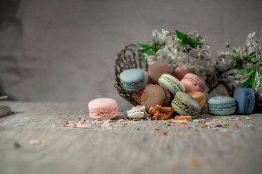 Doğu vazo bir masada çok renkli macaroons