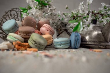 Doğu vazo bir masada çok renkli macaroons