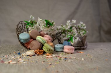 Doğu vazo bir masada çok renkli macaroons