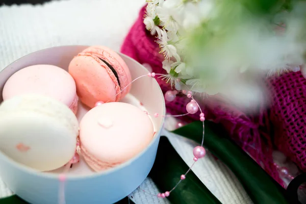 Beyaz bir yığın ve saatler beyaz zemin üzerine ihale macaroons