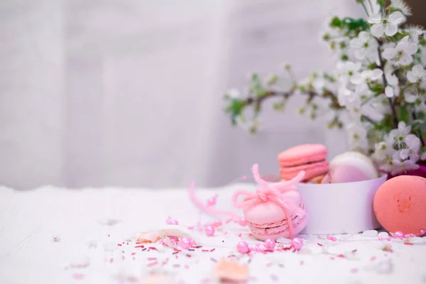 İhale pastel pembe ve turuncu macaroons beyaz battaniye ve arka plan