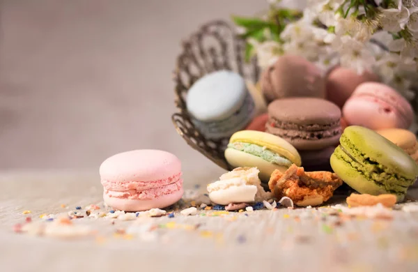 Eski Doğu örgülü vazoda çok renkli macaroons