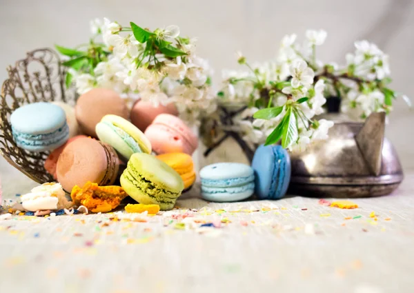 Eski Doğu örgülü vazoda çok renkli macaroons
