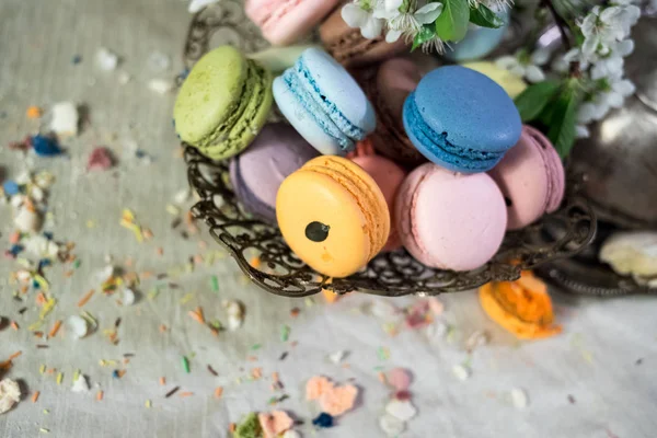 Macarons multicolores dans un vieux vase tressé oriental — Photo