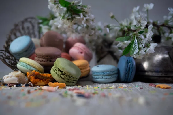 Macarons multicolores dans un vieux vase tressé oriental — Photo