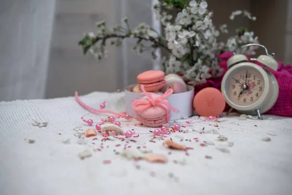 Inschrijving pastel roze en oranje bitterkoekjes op een witte deken en achtergrond — Stockfoto