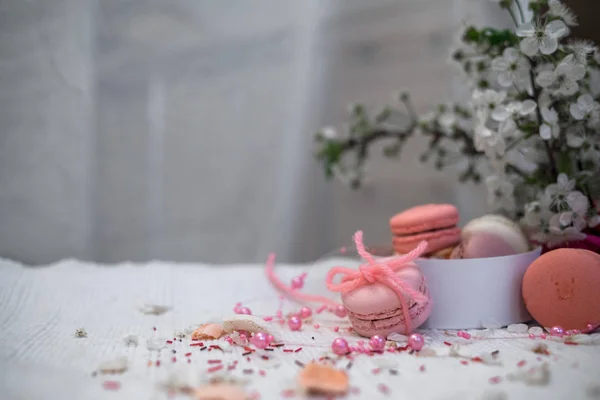 İhale pastel pembe ve turuncu macaroons beyaz battaniye ve arka plan