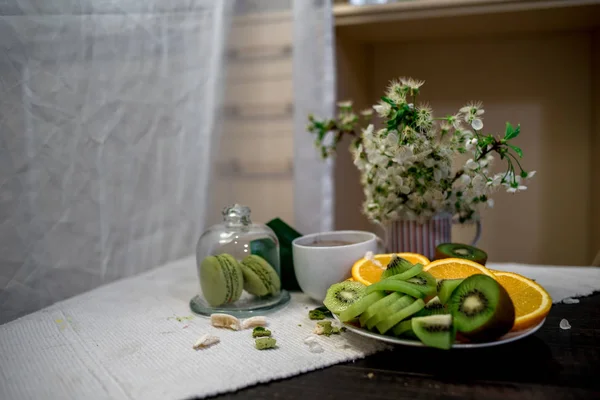 Chá da manhã ou café com laranja e kiwies fatia — Fotografia de Stock