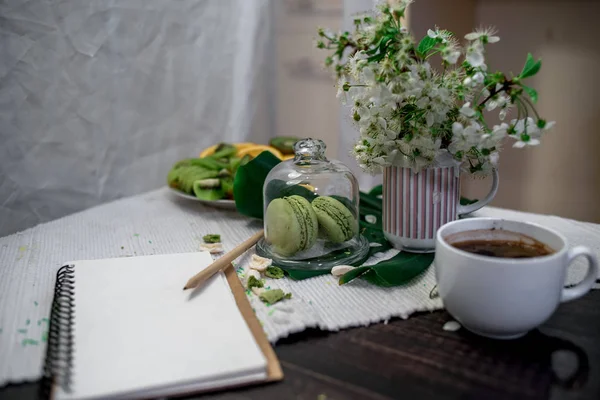 Sabah çay veya kahve ile portakal ve kiwies dilim