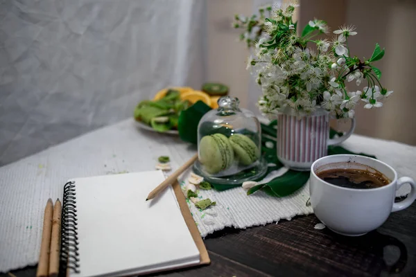 Sabah çay veya kahve ile portakal ve kiwies dilim