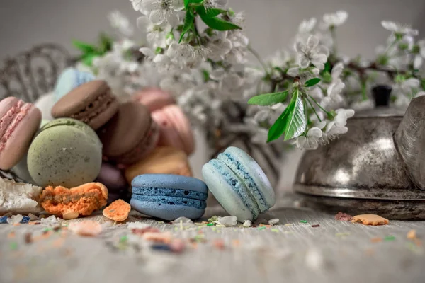 Macarons multicolores sur une table avec vase oriental — Photo