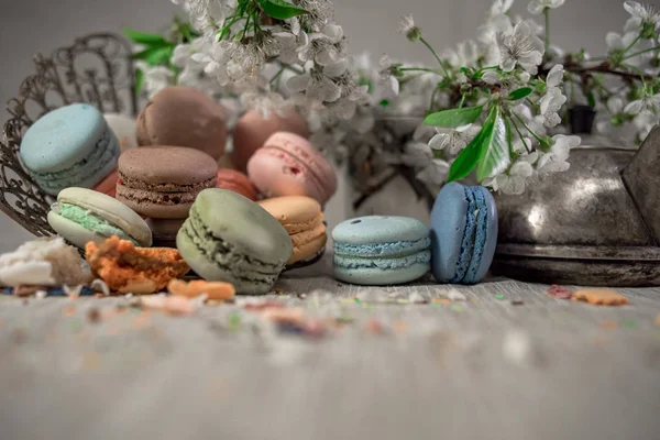 Macarons multicolores sur une table avec vase oriental — Photo