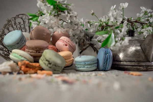 Macarons multicolores sur une table avec vase oriental — Photo