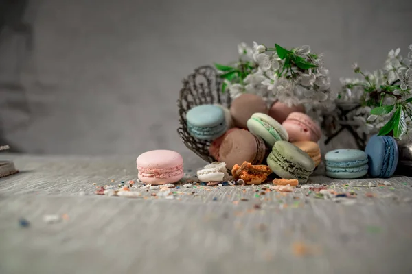 Macarons multicolores sur une table avec vase oriental — Photo