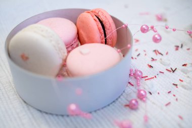 Bir beyaz derin kağıt kase pastel macaroons