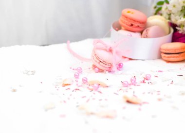İhale pastel pembe ve turuncu macaroons beyaz battaniye ve arka plan