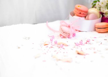 İhale pastel pembe ve turuncu macaroons beyaz battaniye ve arka plan