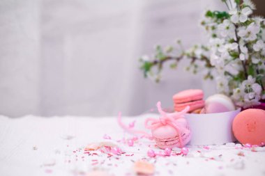 İhale pastel pembe ve turuncu macaroons beyaz battaniye ve arka plan